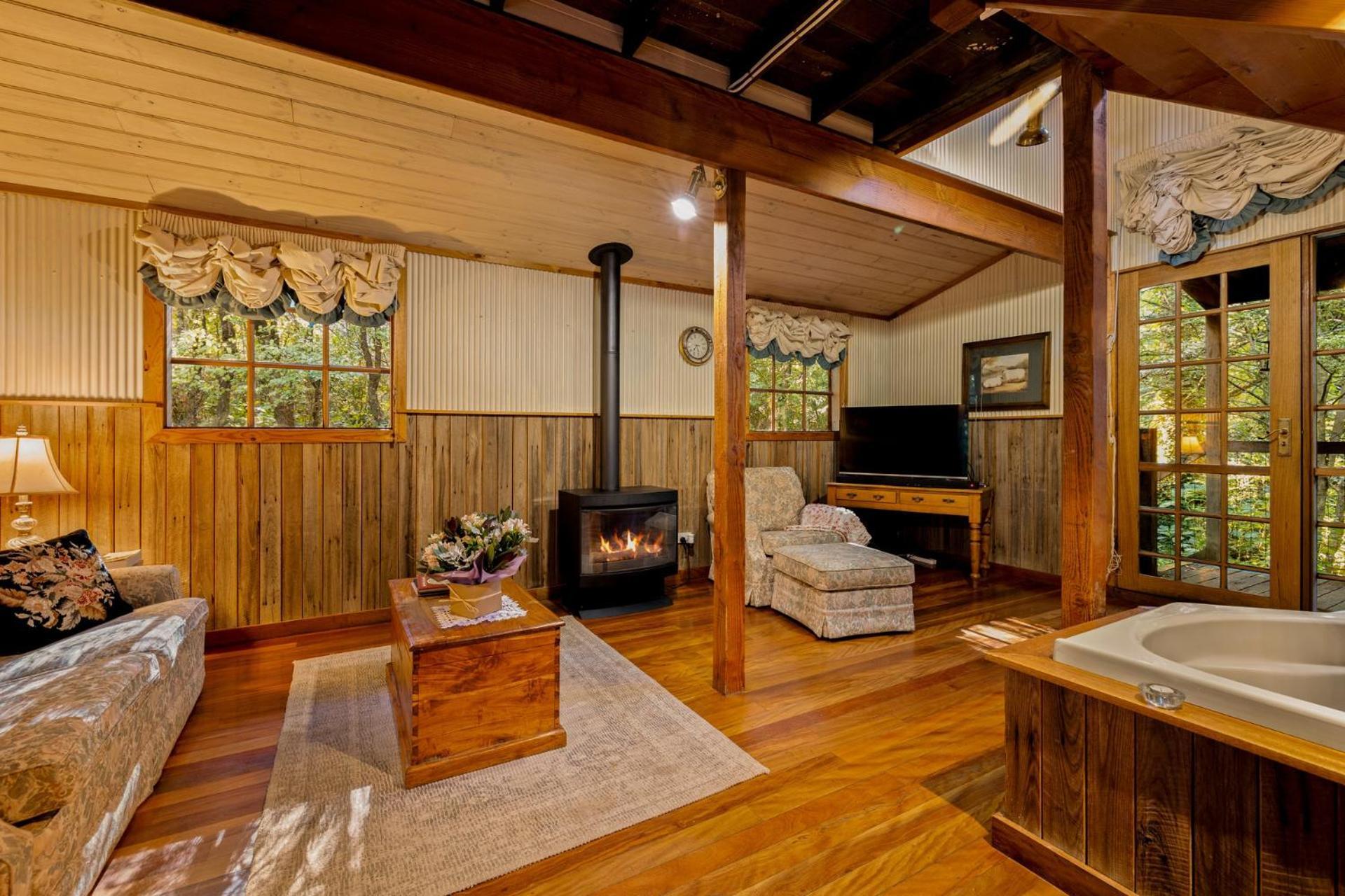 Arnica Views Summit Retreat Bed & Breakfast Mount Dandenong Exterior photo